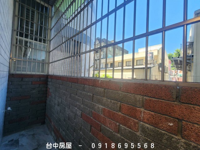 國光路樓店,全新裝潢,大明路,益民路,中興路,國光路,崇光國小,中興大學附設國中,內新早市市場-台中房屋-0918695568,歡迎來電看屋,台中套房,房屋,房屋仲介,法拍屋,房屋出租,買屋,賣屋,等服務  物件照片12